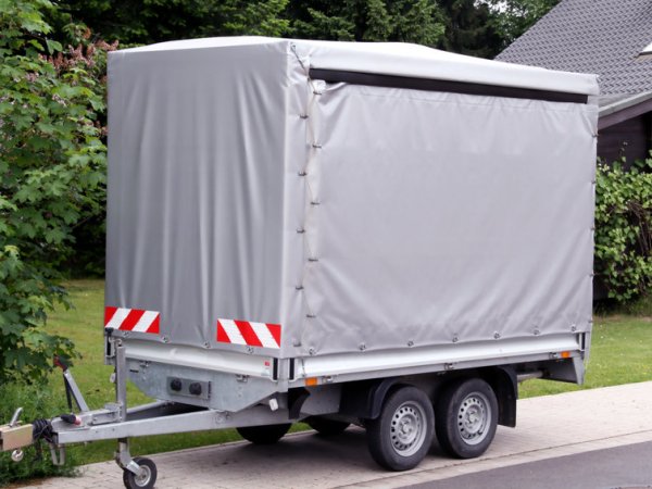 Bien bâcher une remorque de voiture : ce que vous devez&nbsp;savoir